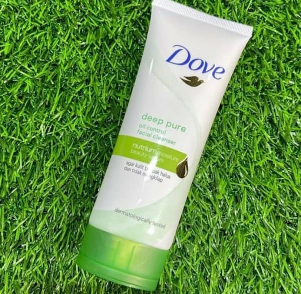 Dove Deep Pure Oil Control Facial Cleanser for radiant, hydrated skin (100ML) - Image 3